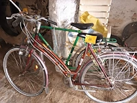 Lot 64 - fietsen en tuinstoelen. 4 stuks - afbeelding 1 van  4