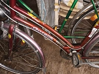 Lot 64 - fietsen en tuinstoelen. 4 stuks - afbeelding 2 van  4