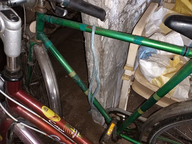 Lot 64 - fietsen en tuinstoelen. 4 stuks - afbeelding 3 van  4