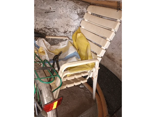 Lot 64 - fietsen en tuinstoelen. 4 stuks - afbeelding 4 van  4