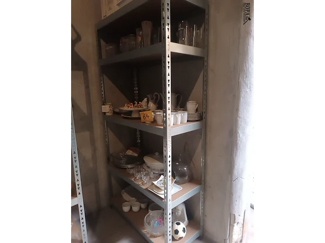 Lot 64 - huisraad. inhoud rek - afbeelding 1 van  4