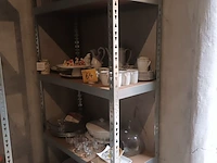 Lot 64 - huisraad. inhoud rek - afbeelding 1 van  4