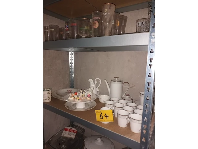 Lot 64 - huisraad. inhoud rek - afbeelding 2 van  4