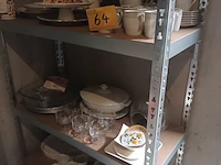 Lot 64 - huisraad. inhoud rek - afbeelding 3 van  4