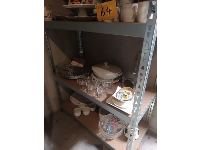 Lot 64 - huisraad. inhoud rek - afbeelding 4 van  4