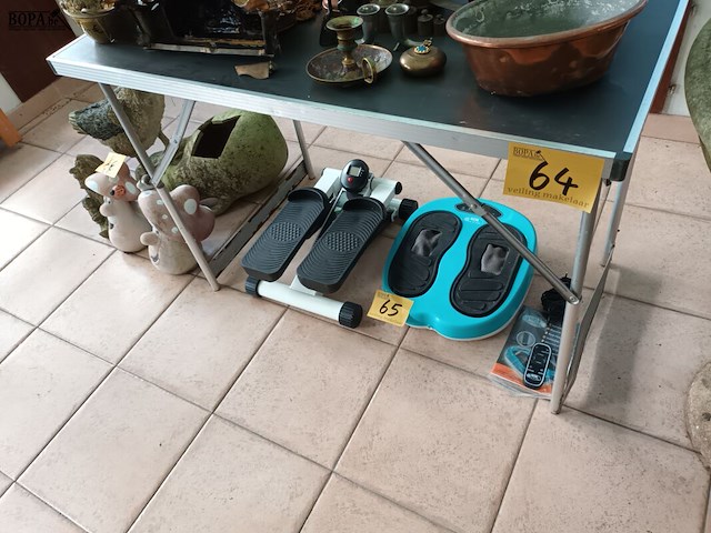 Lot 64 - kampeertafel - afbeelding 1 van  4