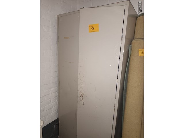 Lot 64 - metalen kast met inhoud - afbeelding 1 van  4
