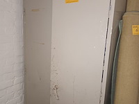 Lot 64 - metalen kast met inhoud - afbeelding 1 van  4