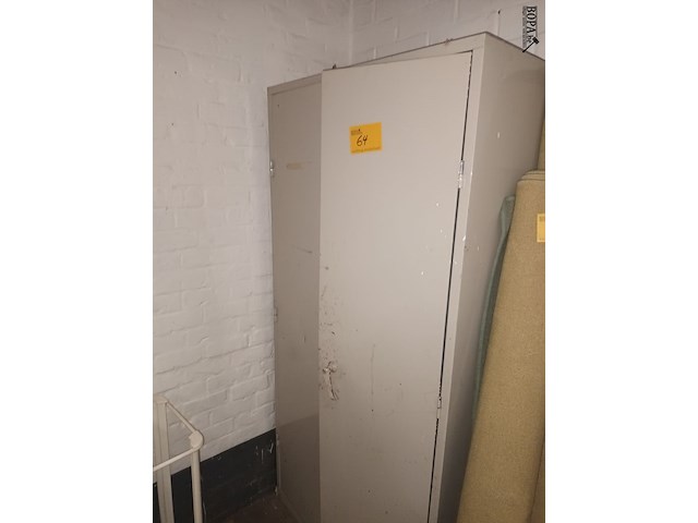 Lot 64 - metalen kast met inhoud - afbeelding 2 van  4