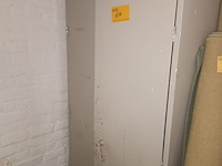 Lot 64 - metalen kast met inhoud - afbeelding 2 van  4