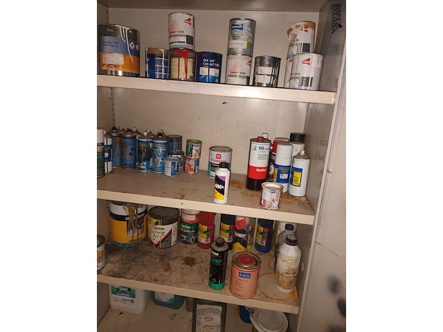 Lot 64 - metalen kast met inhoud - afbeelding 3 van  4