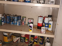 Lot 64 - metalen kast met inhoud - afbeelding 3 van  4