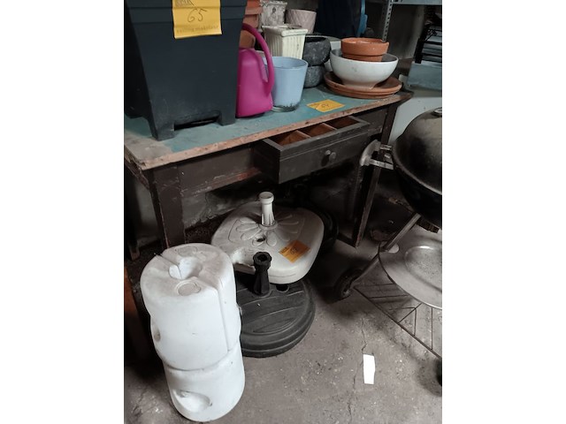 Lot 64 - retro tafel met lade - afbeelding 1 van  1