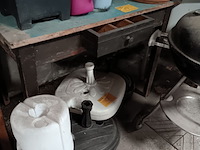 Lot 64 - retro tafel met lade - afbeelding 1 van  1