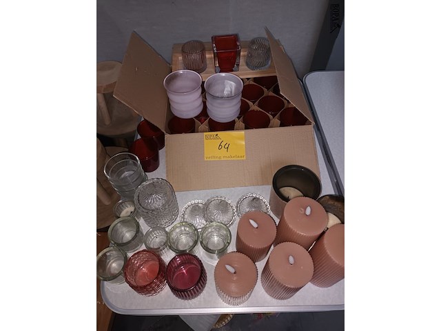 Lot 64 - theelichthouders en ledkaarsen. 45 stuks - afbeelding 1 van  3