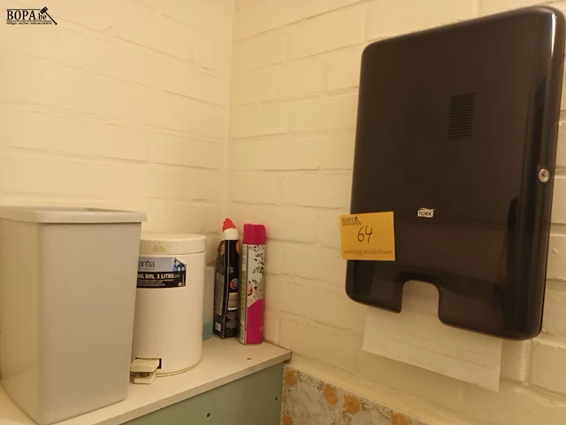 Lot 64 - towel dispenser, vuilbakjes en producten - afbeelding 1 van  3