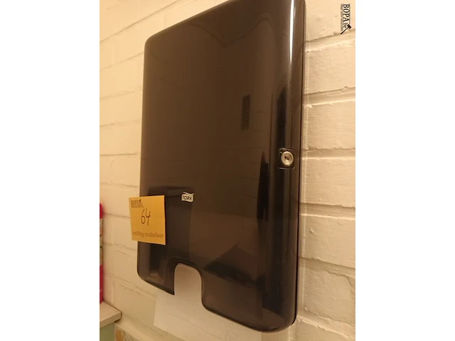 Lot 64 - towel dispenser, vuilbakjes en producten - afbeelding 2 van  3