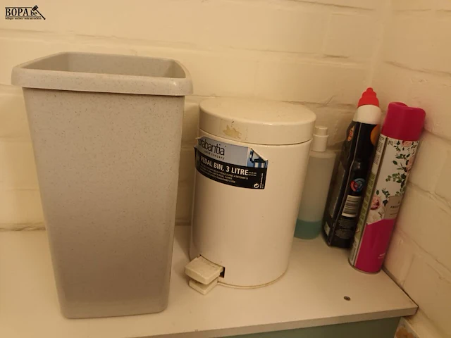 Lot 64 - towel dispenser, vuilbakjes en producten - afbeelding 3 van  3