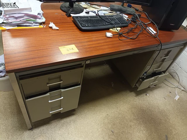 Lot 641 - bureau - afbeelding 1 van  4
