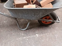 Lot 642 - kruiwagen met inhoud - afbeelding 3 van  3