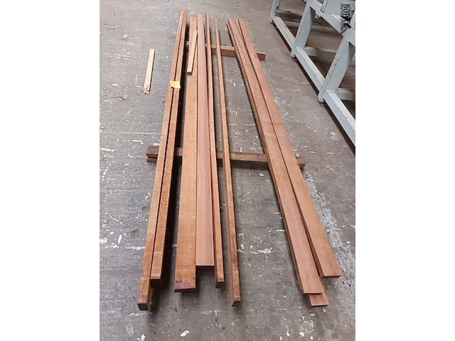 Lot 643 - houten planken. 10 stuks - afbeelding 1 van  3