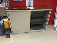 Lot 643 - kast met schuifdeuren - afbeelding 1 van  4
