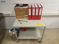 Lot 644 - bijzettafel op wielen met inhoud - afbeelding 1 van  3