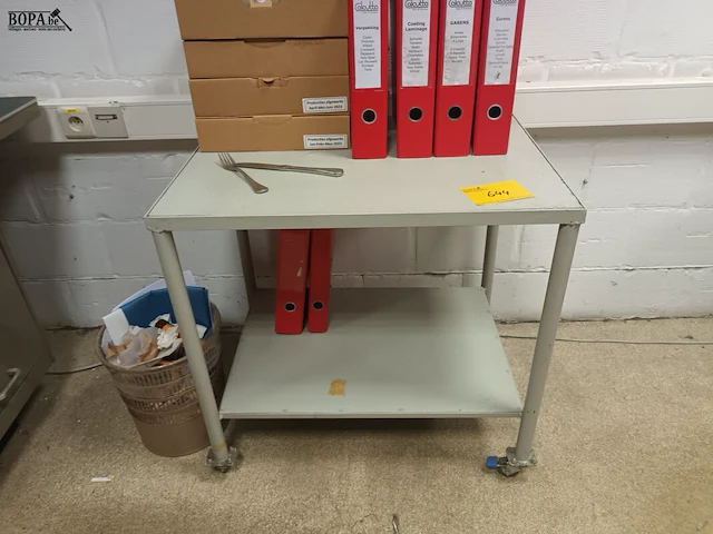 Lot 644 - bijzettafel op wielen met inhoud - afbeelding 2 van  3