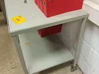 Lot 644 - bijzettafel op wielen met inhoud - afbeelding 3 van  3