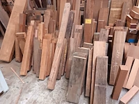 Lot 644 - groot lot houten balken - afbeelding 1 van  5