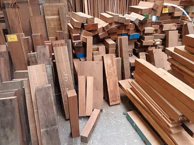 Lot 644 - groot lot houten balken - afbeelding 2 van  5