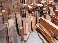 Lot 644 - groot lot houten balken - afbeelding 2 van  5