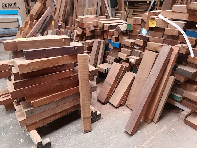 Lot 644 - groot lot houten balken - afbeelding 4 van  5