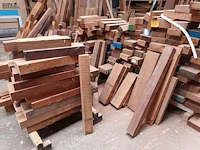 Lot 644 - groot lot houten balken - afbeelding 4 van  5