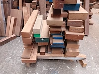 Lot 644 - groot lot houten balken - afbeelding 5 van  5