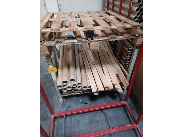 Lot 645 - metalen stapelbak - afbeelding 1 van  2