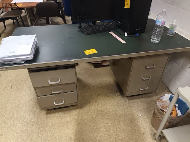 Lot 646 - metalen bureau mewaf - afbeelding 1 van  3