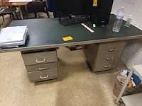 Lot 646 - metalen bureau mewaf - afbeelding 1 van  3