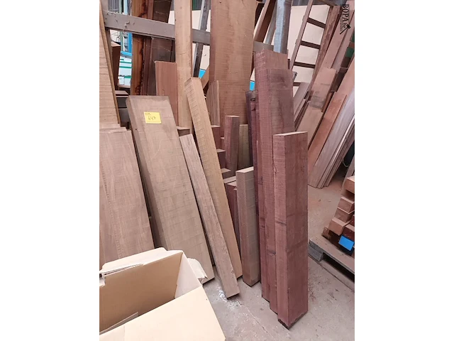 Lot 647 - groot lot houten balken - afbeelding 1 van  4