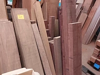 Lot 647 - groot lot houten balken - afbeelding 1 van  4