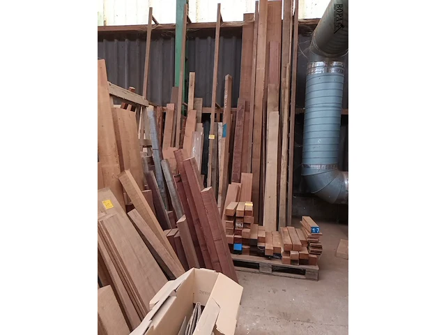 Lot 647 - groot lot houten balken - afbeelding 3 van  4