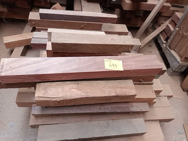 Lot 647 - groot lot houten balken - afbeelding 4 van  4
