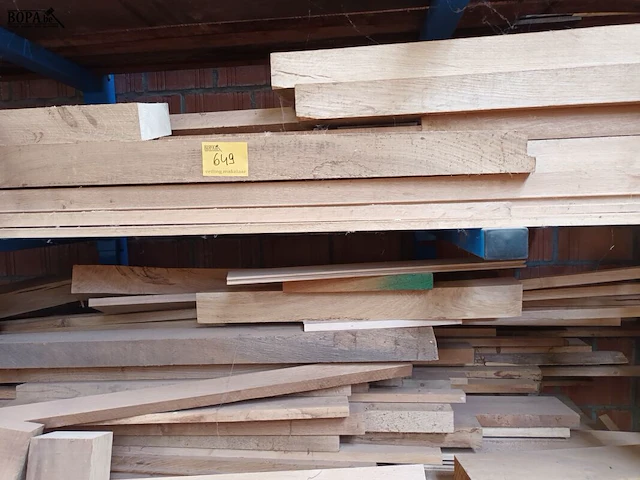Lot 649 - houten balken. inhoud rek - afbeelding 1 van  3