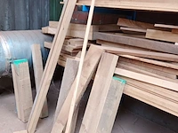 Lot 649 - houten balken. inhoud rek - afbeelding 2 van  3