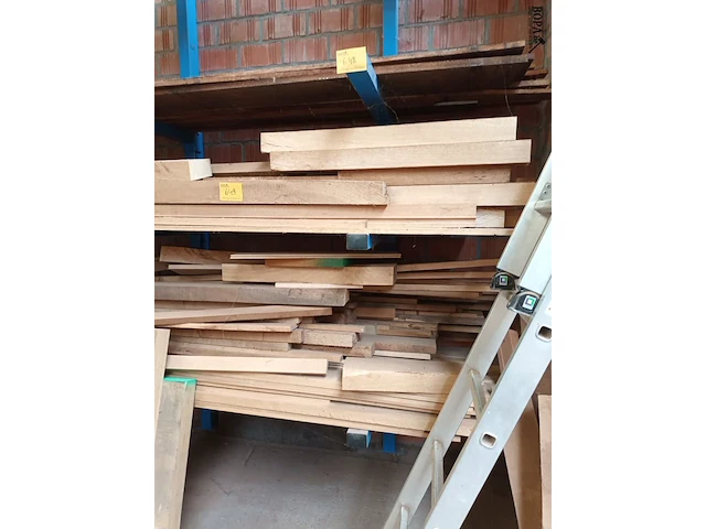 Lot 649 - houten balken. inhoud rek - afbeelding 3 van  3