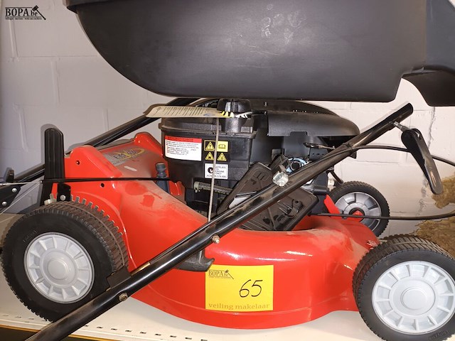 Lot 65 - benzine grasmaaier rover - afbeelding 1 van  3