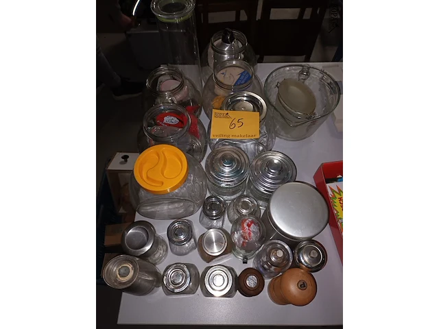 Lot 65 - bewaarpotten en pepermolens. 25 stuks - afbeelding 1 van  4