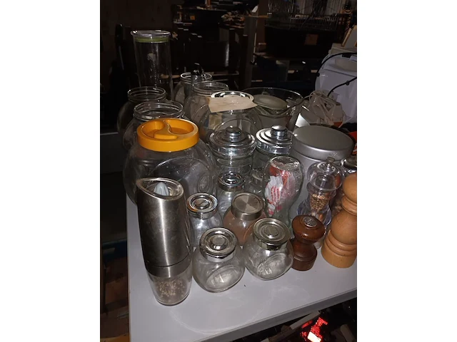 Lot 65 - bewaarpotten en pepermolens. 25 stuks - afbeelding 2 van  4
