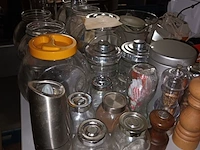 Lot 65 - bewaarpotten en pepermolens. 25 stuks - afbeelding 2 van  4