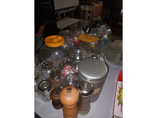 Lot 65 - bewaarpotten en pepermolens. 25 stuks - afbeelding 3 van  4